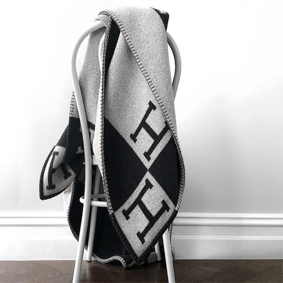 LuxBlanket – Premium Wool & Cashmere Throw for Ultimate Comfort and Elegance