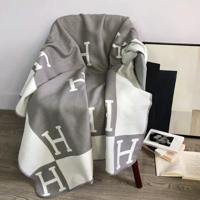 LuxBlanket – Premium Wool & Cashmere Throw for Ultimate Comfort and Elegance