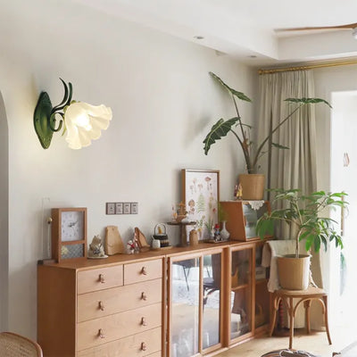 Lily Blossom Wall Light – Elegant Floral-Inspired Wandleuchte