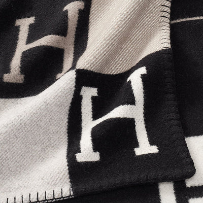 LuxBlanket – Premium Wool & Cashmere Throw for Ultimate Comfort and Elegance