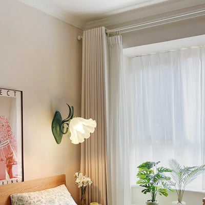 Lily Blossom Wall Light – Elegant Floral-Inspired Wandleuchte