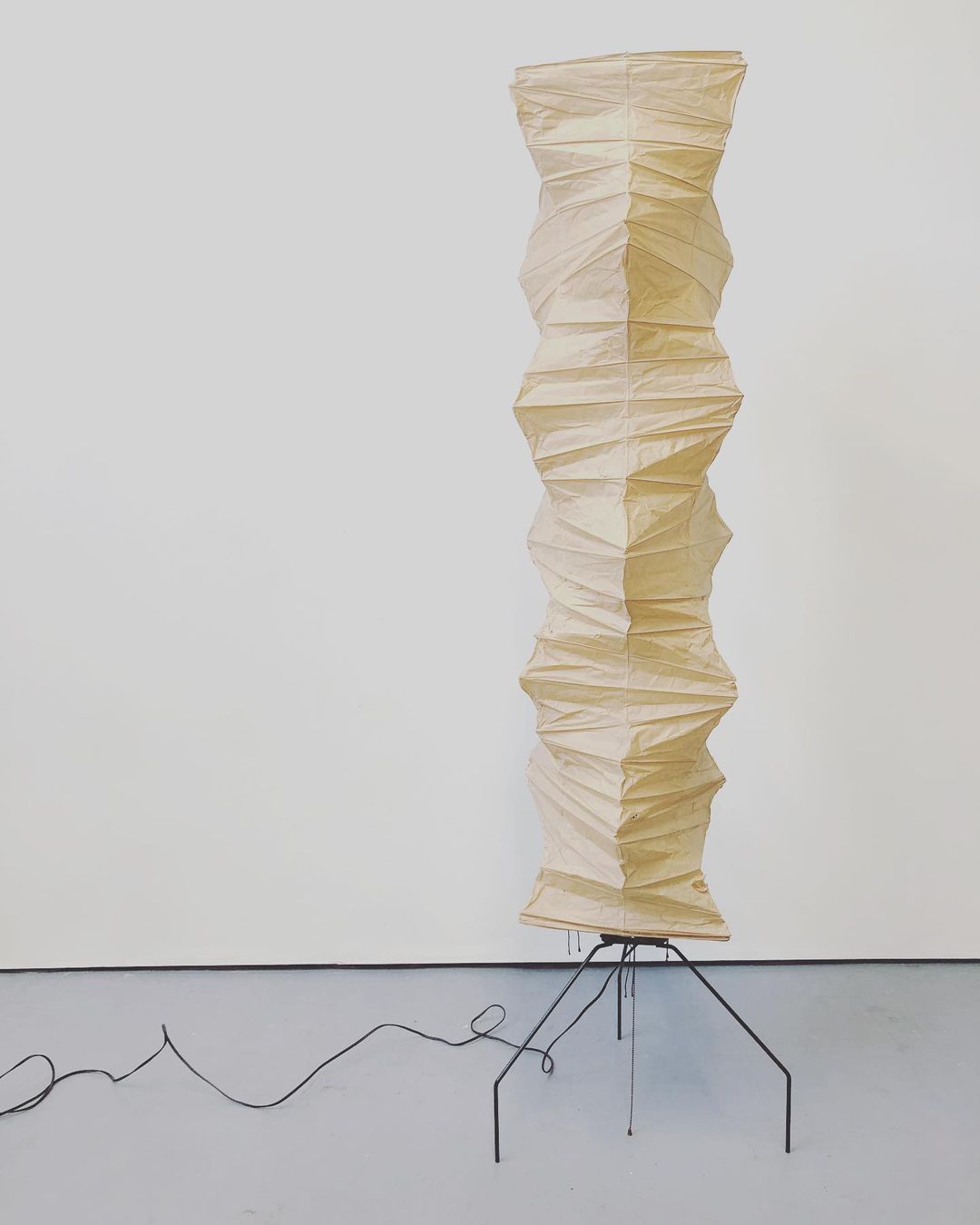 Rice Paper Floor Lamp – Minimalist Soft Glow Lighting for a Tranquil Ambience