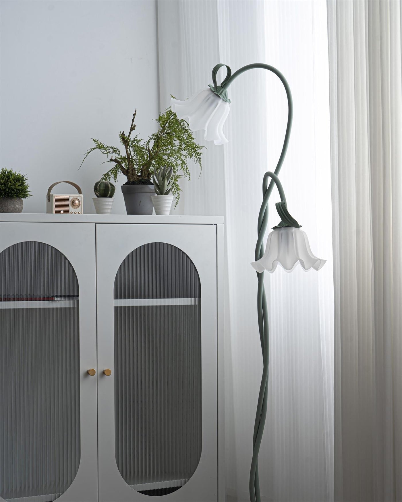 Calla Floor Lamp – Timeless Elegance with Delicate Floral Design