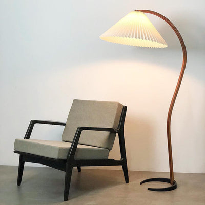 Caprani Floor Lamp – Scandinavian Design with Wood & Linen Shade