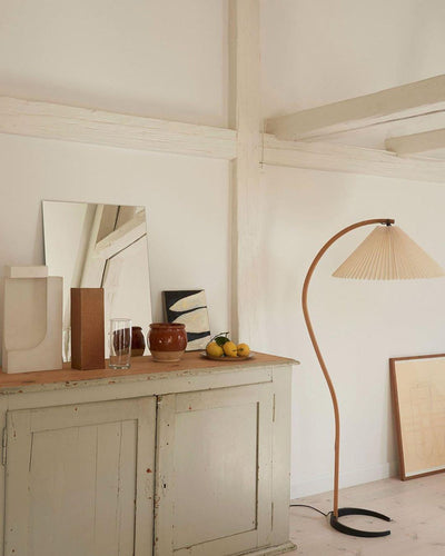 Caprani Floor Lamp – Scandinavian Design with Wood & Linen Shade