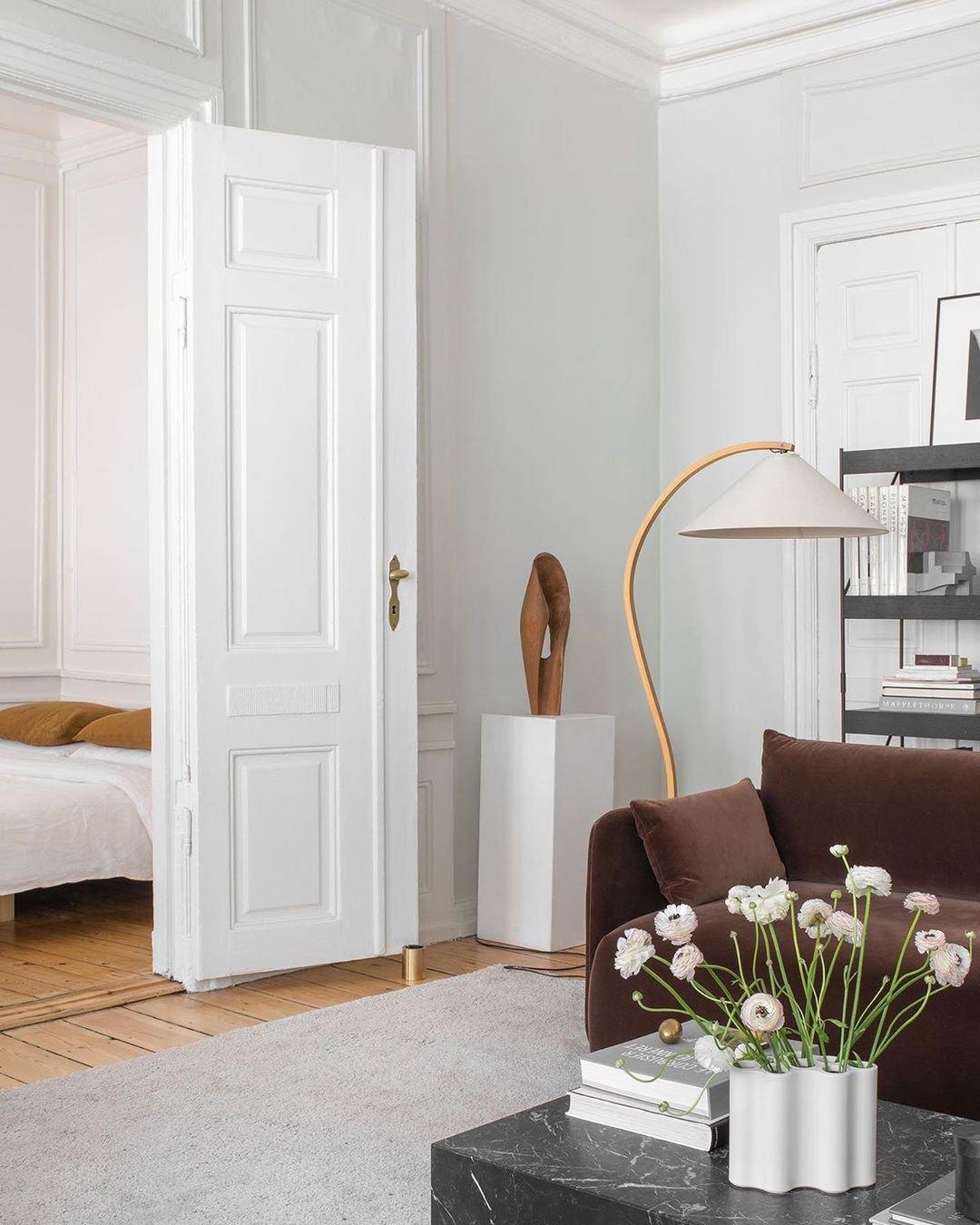 Caprani Floor Lamp – Scandinavian Design with Wood & Linen Shade