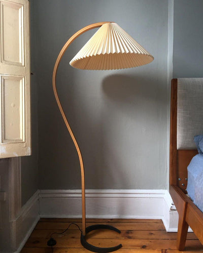 Caprani Floor Lamp – Scandinavian Design with Wood & Linen Shade
