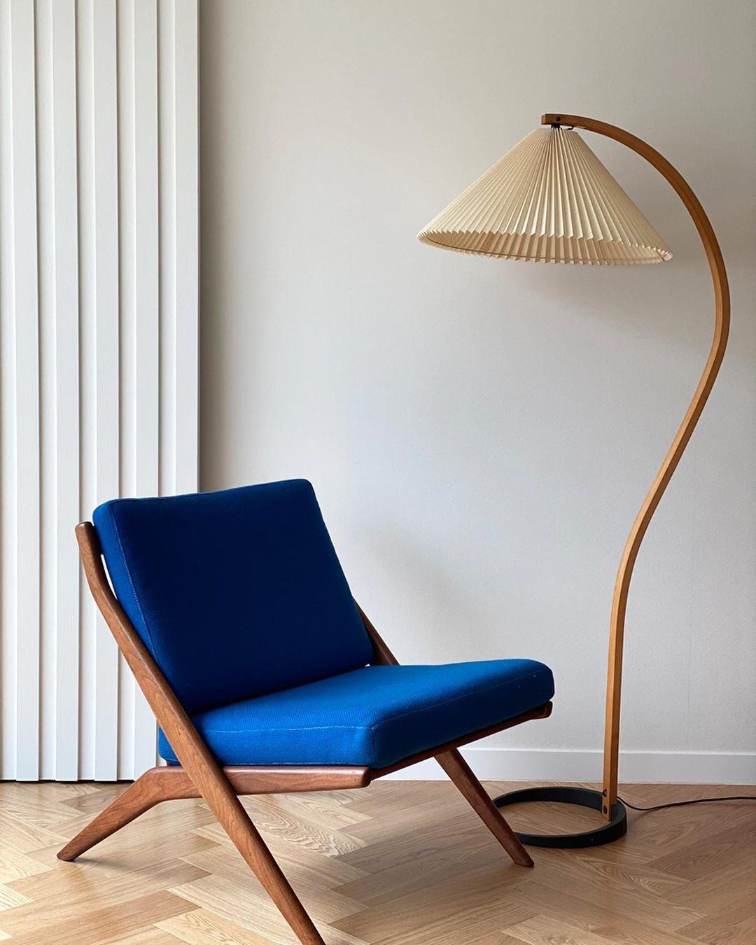 Caprani Floor Lamp – Scandinavian Design with Wood & Linen Shade