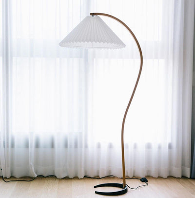 Caprani Floor Lamp – Scandinavian Design with Wood & Linen Shade