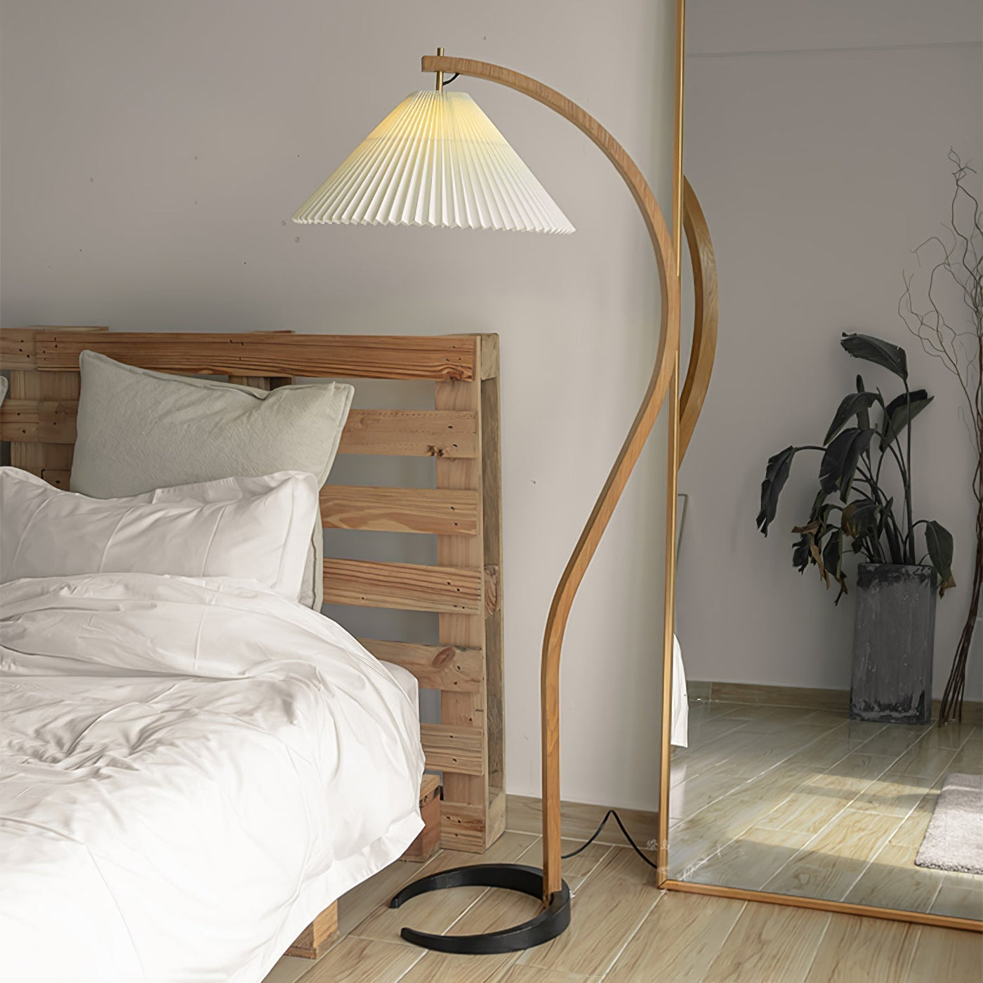 Caprani Floor Lamp – Scandinavian Design with Wood & Linen Shade