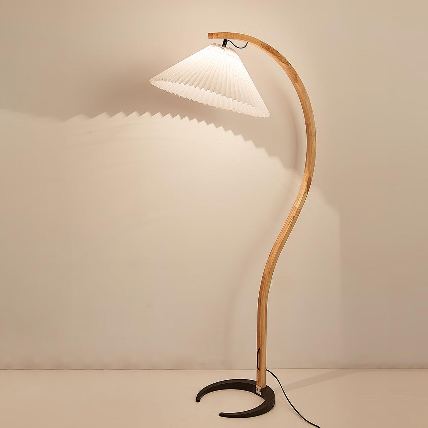 Caprani Floor Lamp – Scandinavian Design with Wood & Linen Shade