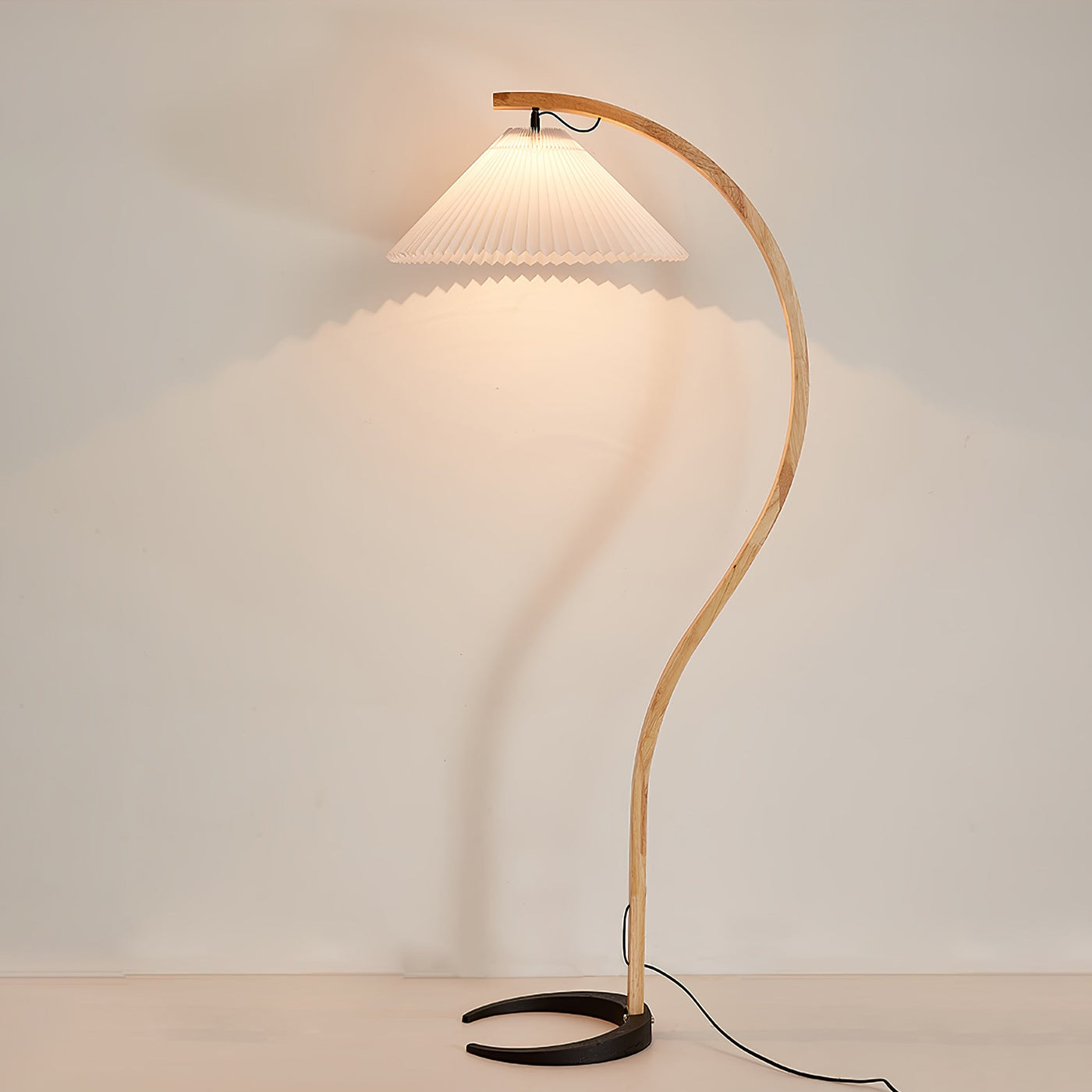 Caprani Floor Lamp – Scandinavian Design with Wood & Linen Shade
