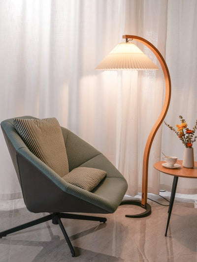 Caprani Floor Lamp – Scandinavian Design with Wood & Linen Shade