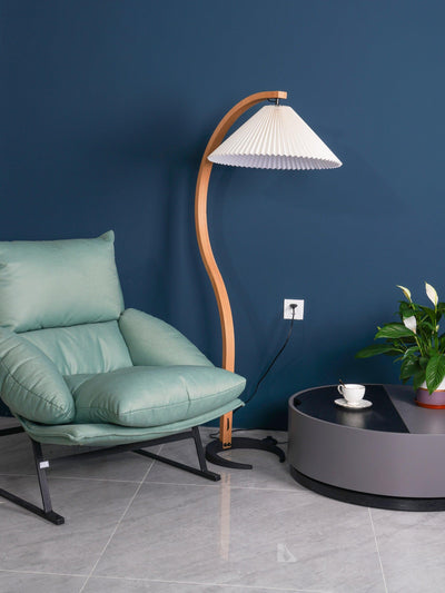Caprani Floor Lamp – Scandinavian Design with Wood & Linen Shade