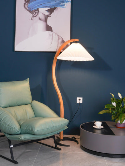 Caprani Floor Lamp – Scandinavian Design with Wood & Linen Shade