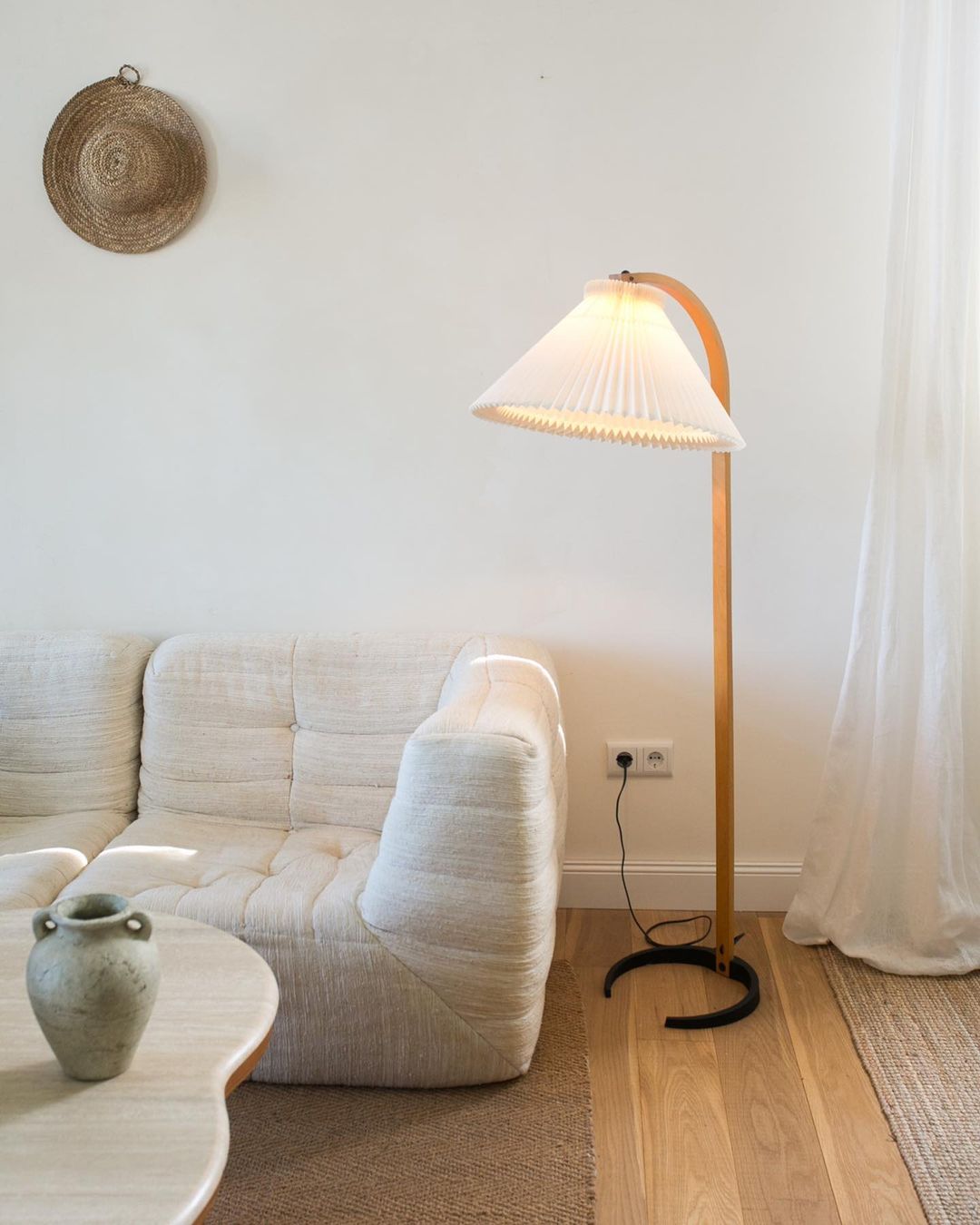 Caprani Floor Lamp – Scandinavian Design with Wood & Linen Shade