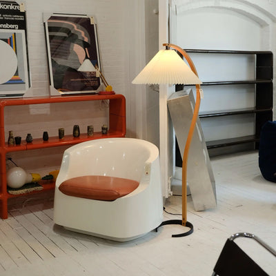 Caprani Floor Lamp – Scandinavian Design with Wood & Linen Shade