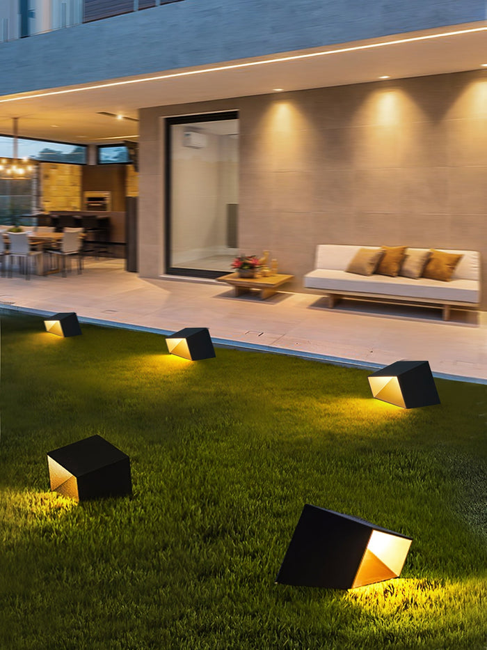 SolarCube – Modern Solar-Powered LED Garden Light for Stylish Outdoor Ambiance
