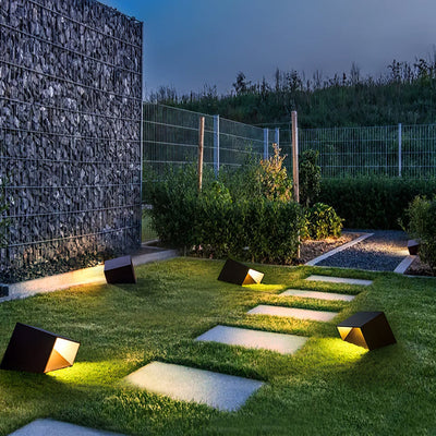 SolarCube – Modern Solar-Powered LED Garden Light for Stylish Outdoor Ambiance