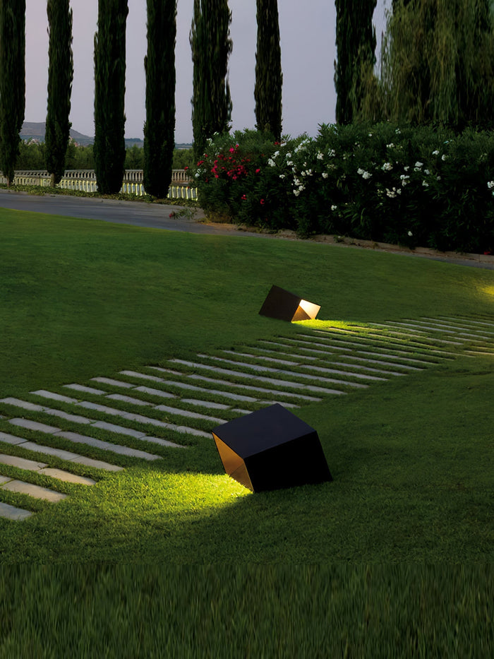 SolarCube – Modern Solar-Powered LED Garden Light for Stylish Outdoor Ambiance