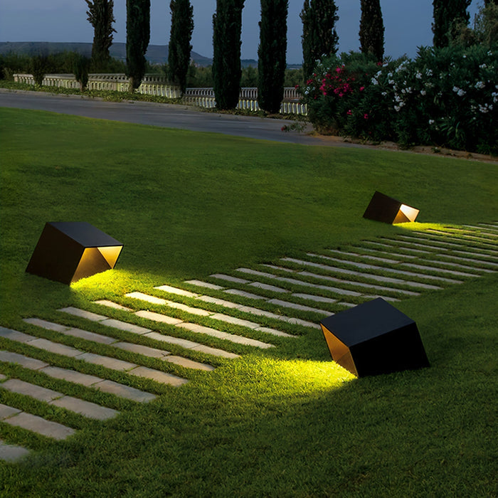 SolarCube – Modern Solar-Powered LED Garden Light for Stylish Outdoor Ambiance