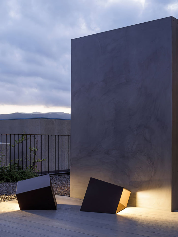 SolarCube – Modern Solar-Powered LED Garden Light for Stylish Outdoor Ambiance