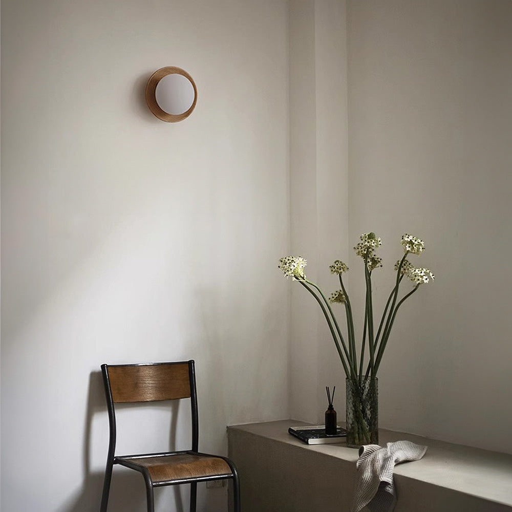 Minimalist White Wood Wall Light – A Timeless Blend of Simplicity & Style