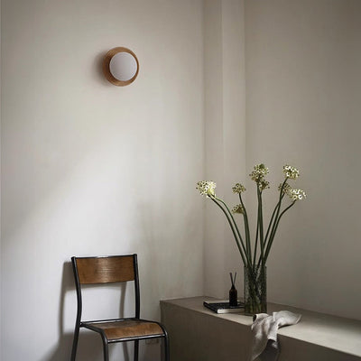 Minimalist White Wood Wall Light – A Timeless Blend of Simplicity & Style