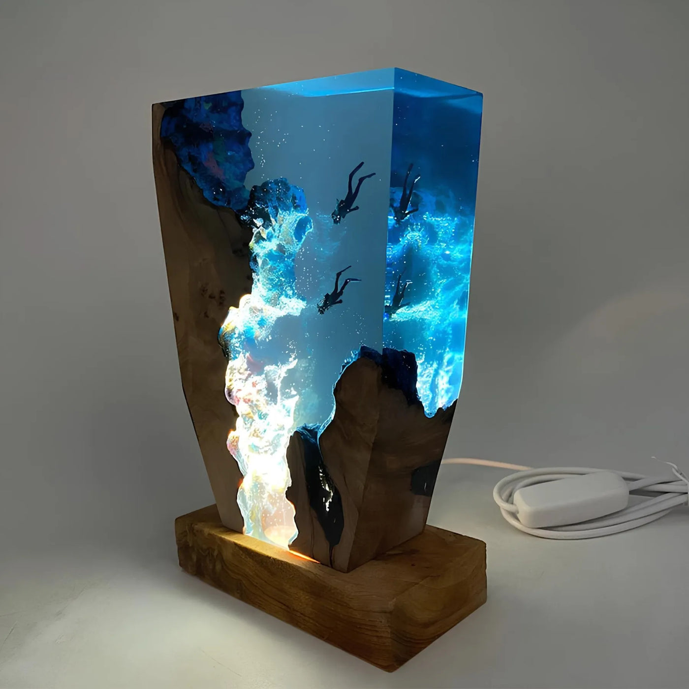 DeepDive Oceanic Diver Table Lamp – Elegant Marine-Inspired Design for Tranquil Ambiance