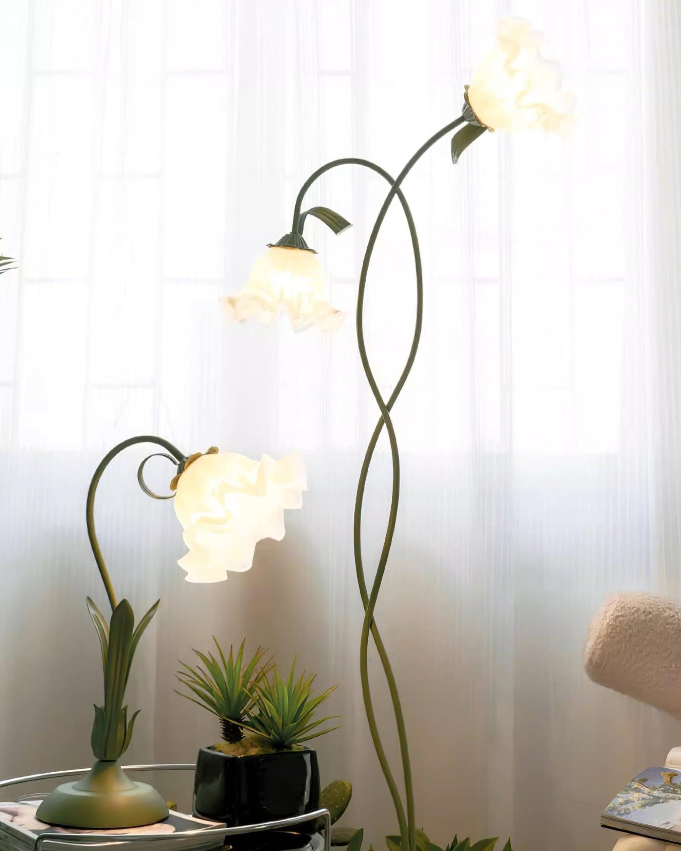 Calla Floor Lamp – Timeless Elegance with Delicate Floral Design