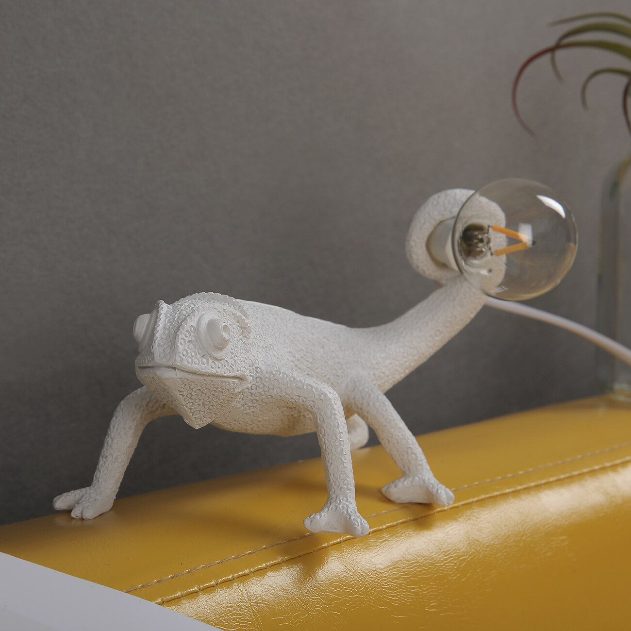 Modern Resin Lizard Table Lamp – Unique Nature-Inspired Accent Light