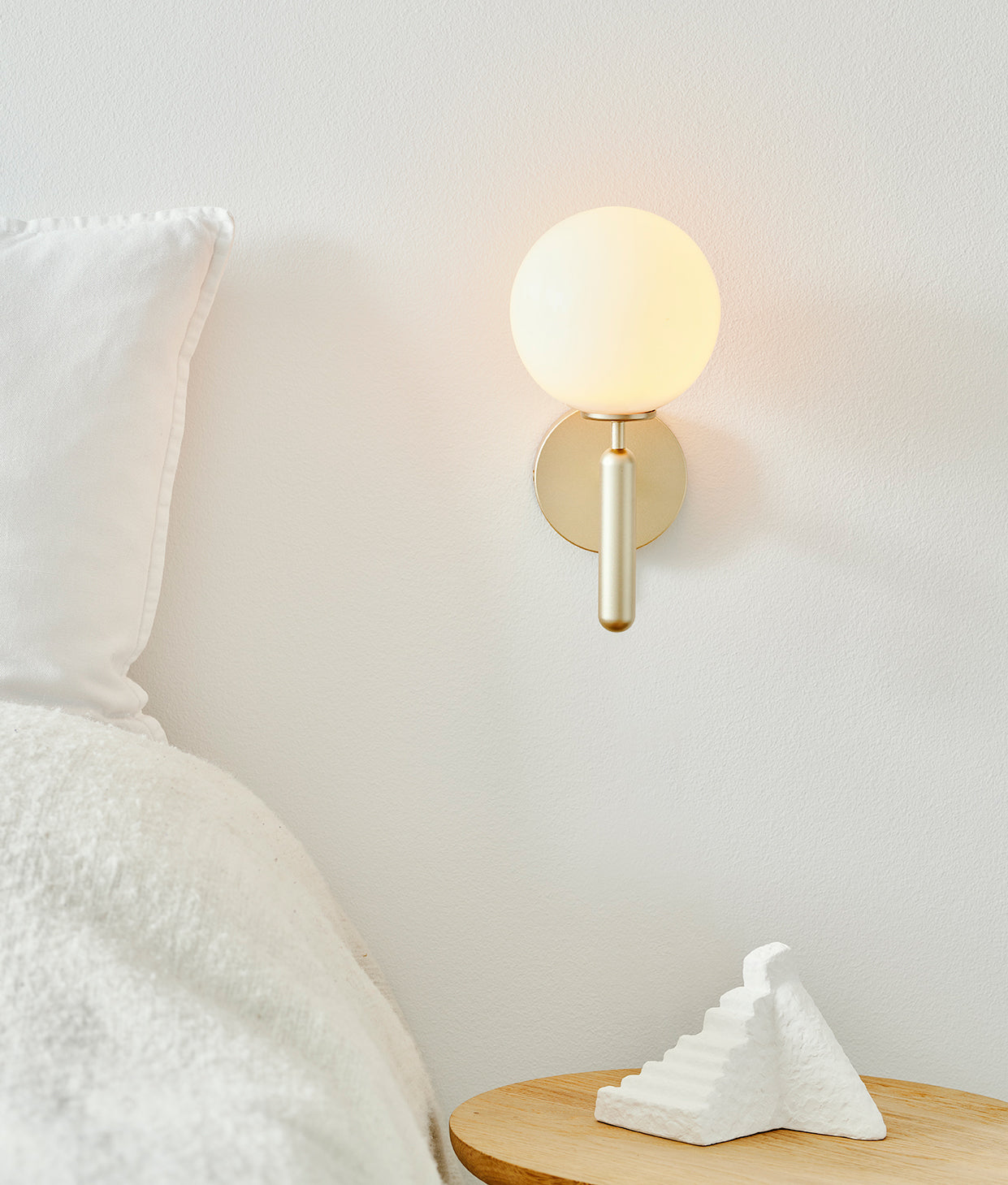Scandiluxe Minimalist Wall Light – Elegant Brass & Glass Scandinavian Design