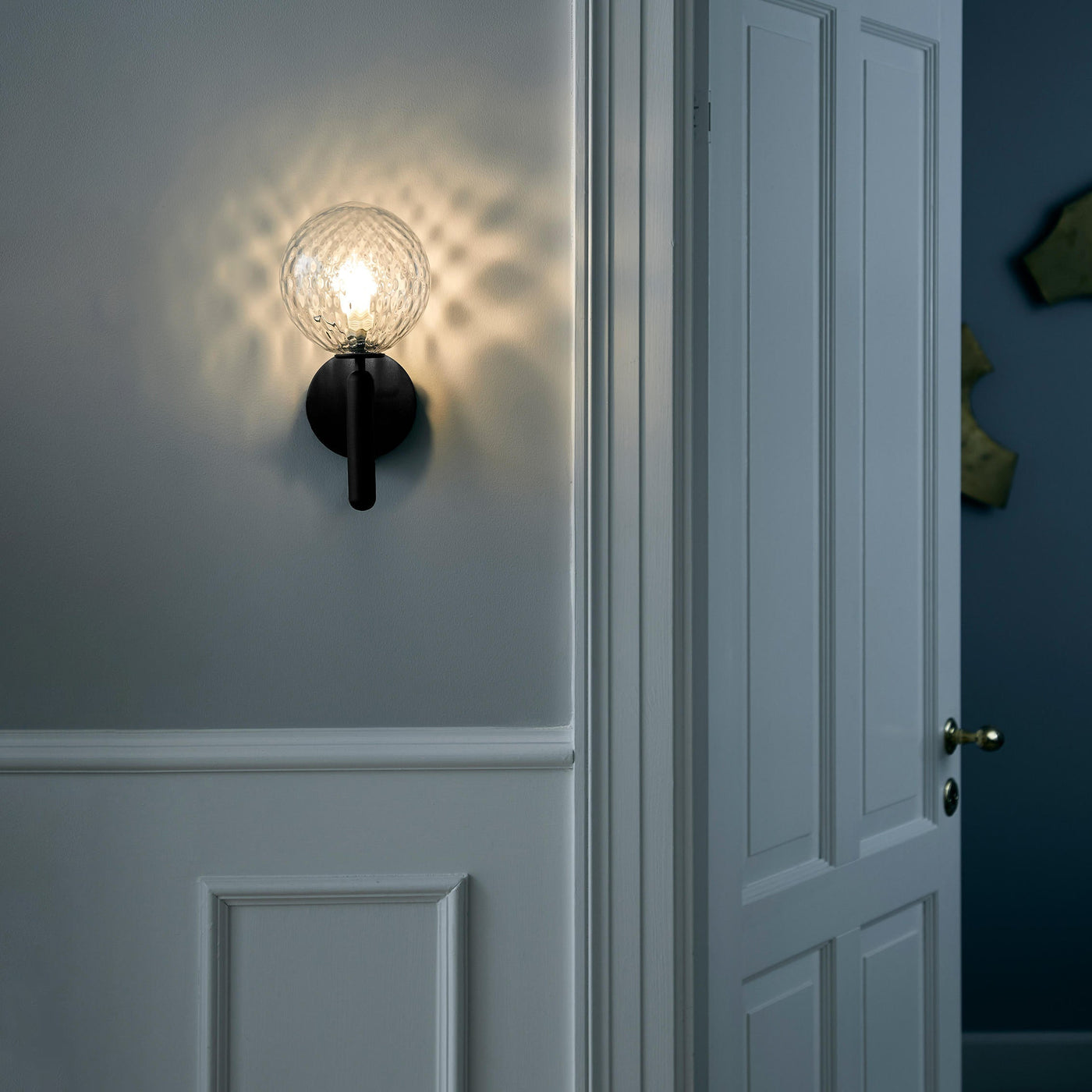 Scandiluxe Minimalist Wall Light – Elegant Brass & Glass Scandinavian Design