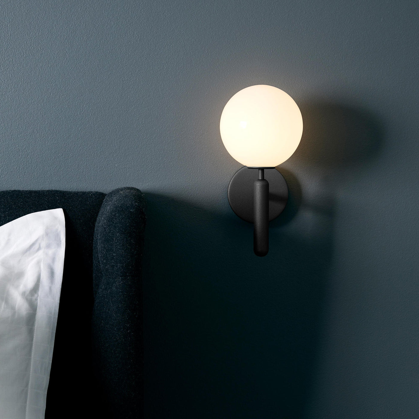 Scandiluxe Minimalist Wall Light – Elegant Brass & Glass Scandinavian Design