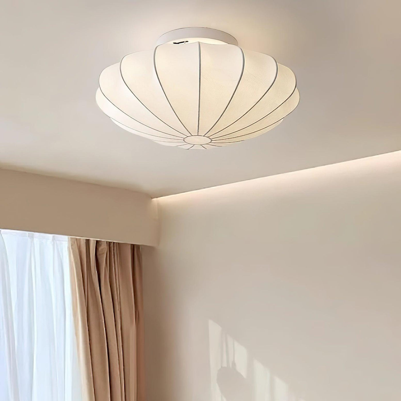 Seashell-Inspired Ceiling Light – Elegant Illumination with Organic Design