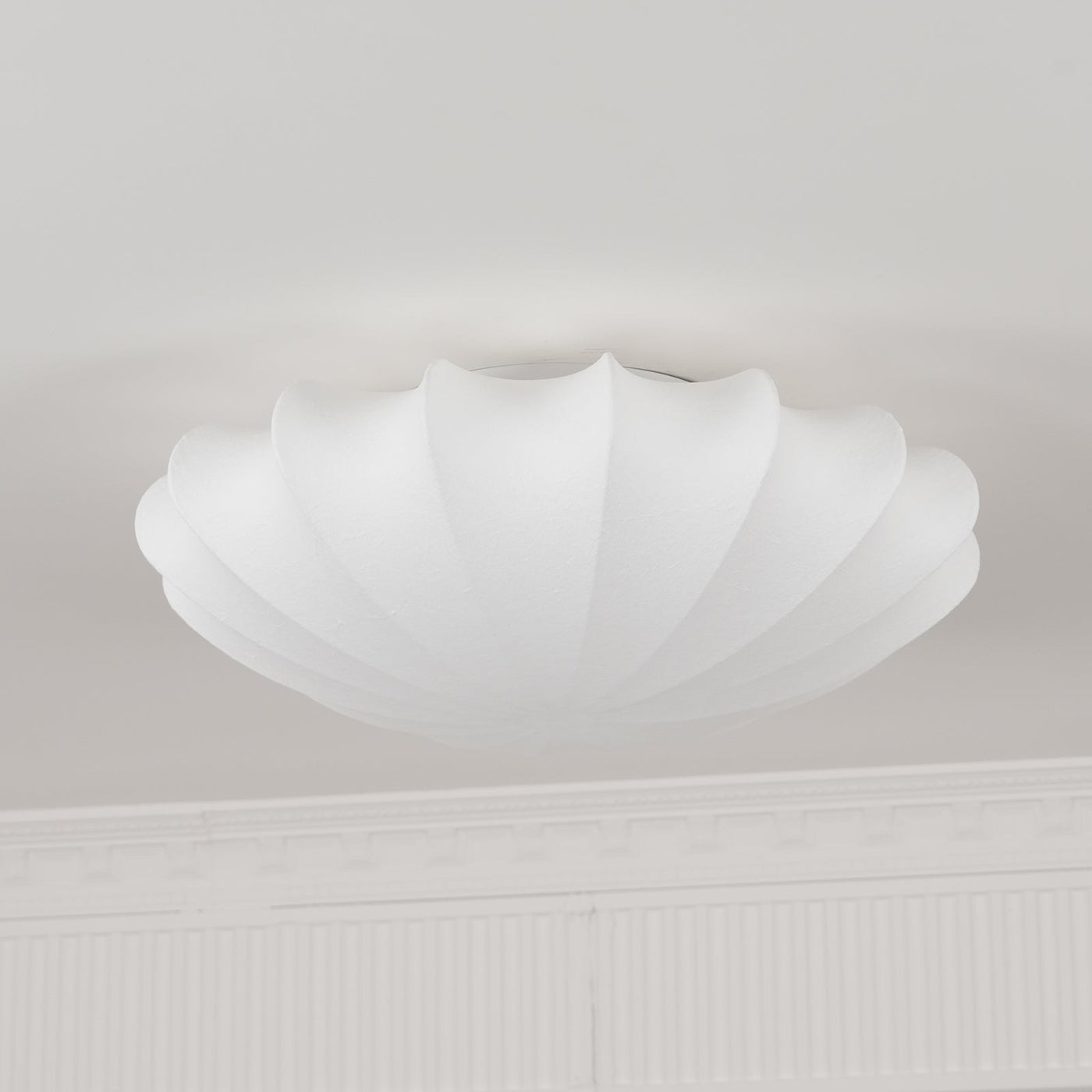 Seashell-Inspired Ceiling Light – Elegant Illumination with Organic Design