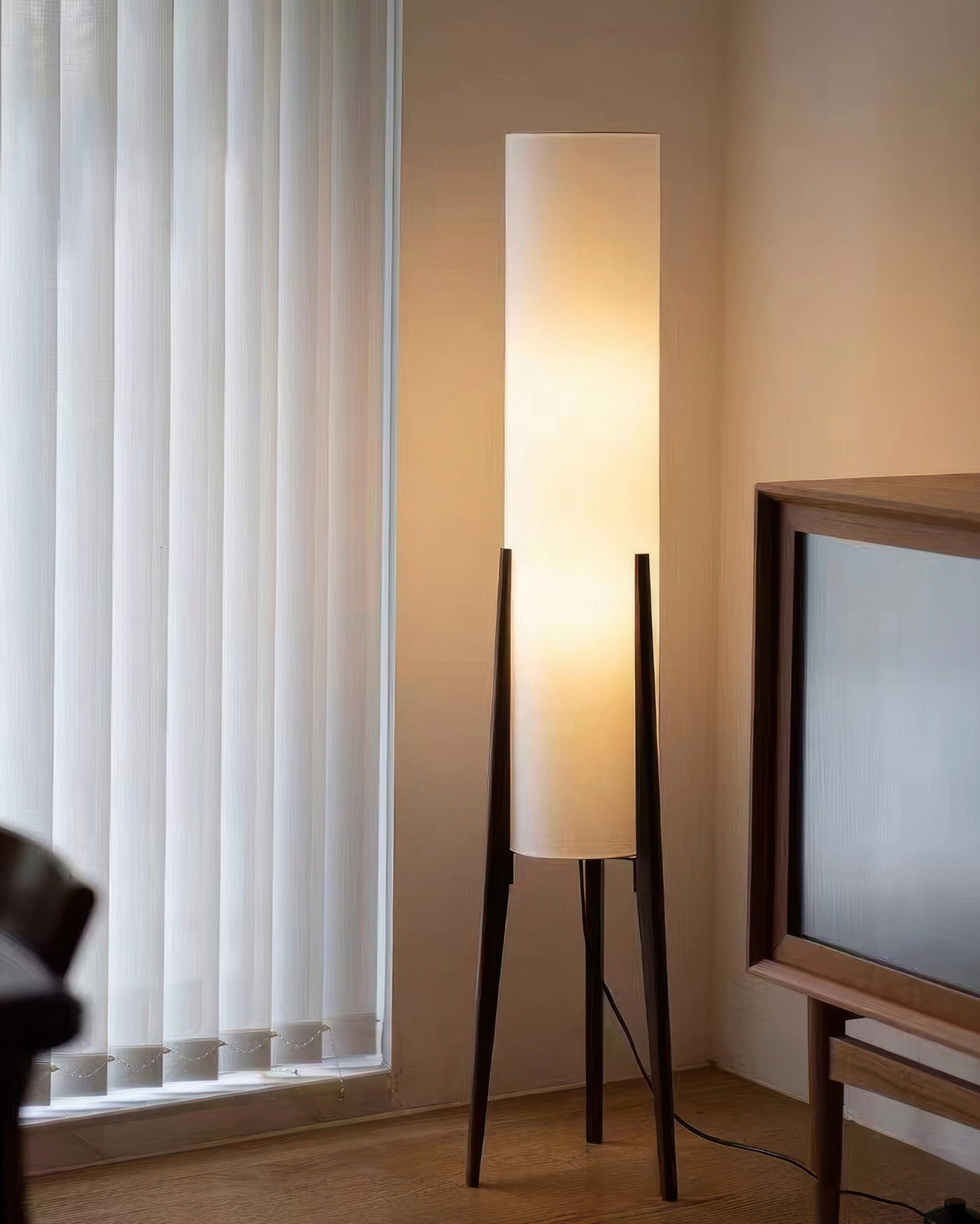 Walnut Floor Lamp – Nordic Elegance with Warm Ambient Lighting