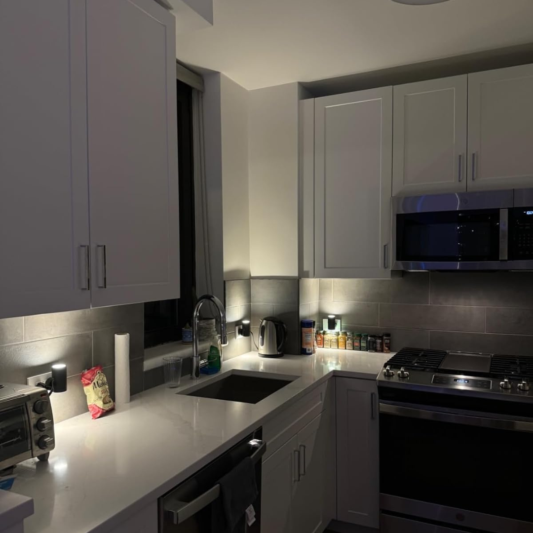 Alova LED Wall Light – Elegant Plug-In Lighting with Auto & Continuous Modes