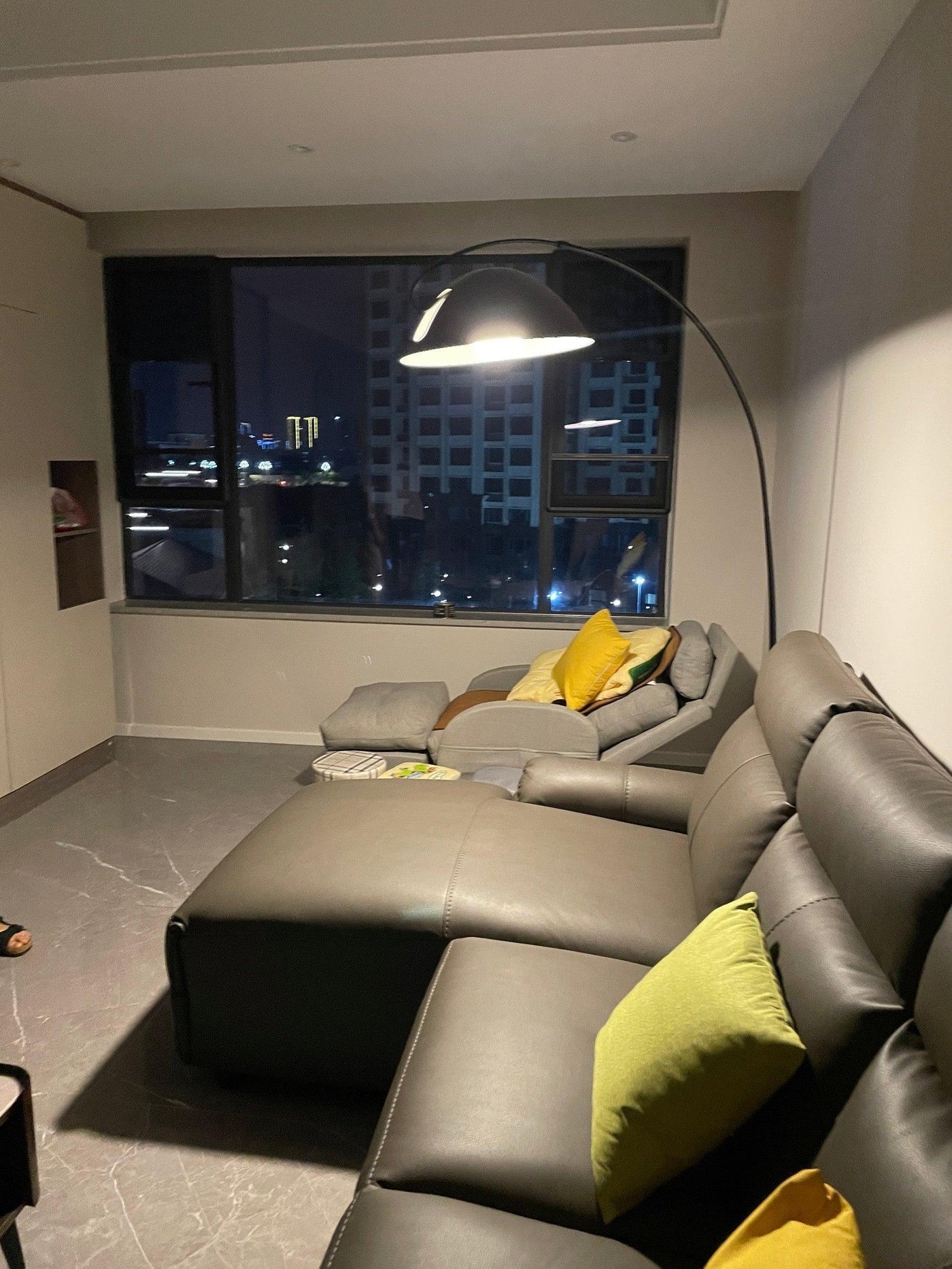Verse Arc Floor Lamp – Sleek Adjustable Metal Lamp with Scandinavian Design