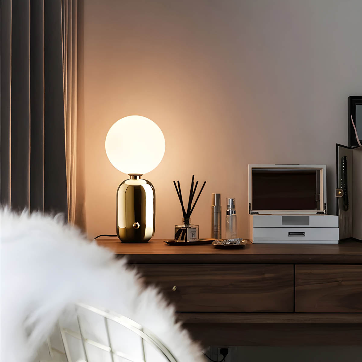 RAISO Table Lamp – Timeless Elegance in a Refined Design