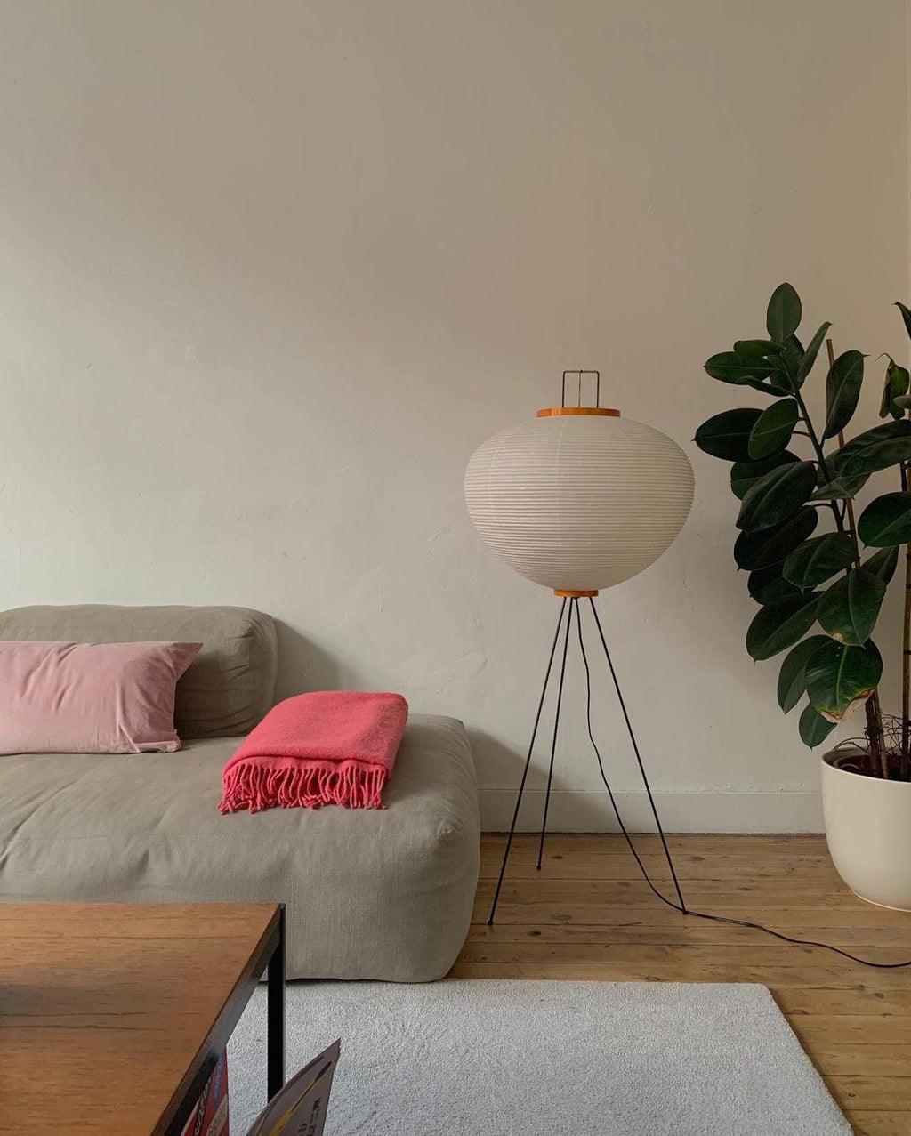 Rice Paper Floor Lamp – Minimalist Soft Glow Lighting for a Tranquil Ambience