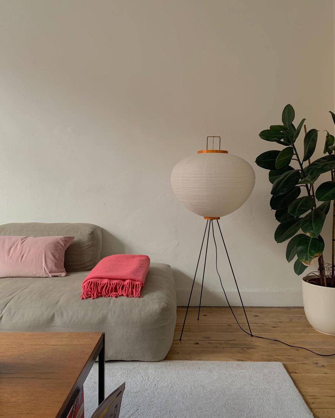Rice Paper Floor Lamp – Minimalist Soft Glow Lighting for a Tranquil Ambience