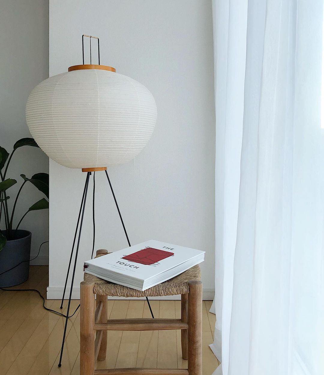 Rice Paper Floor Lamp – Minimalist Soft Glow Lighting for a Tranquil Ambience