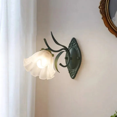 Lily Blossom Wall Light – Elegant Floral-Inspired Wandleuchte