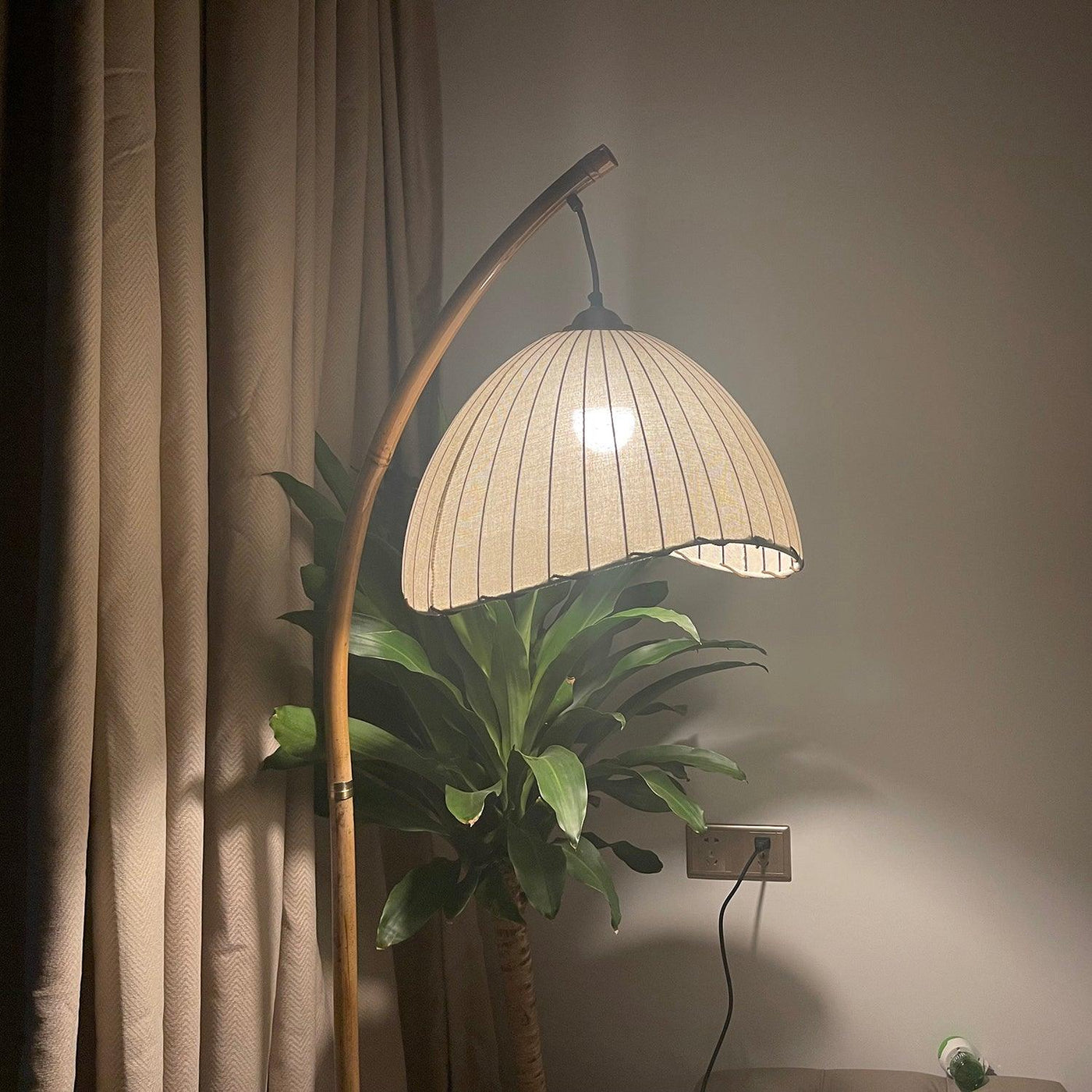 Japanese Bamboo Floor Lamp – Minimalist Zen-Inspired Lighting for a Tranquil Atmosphere