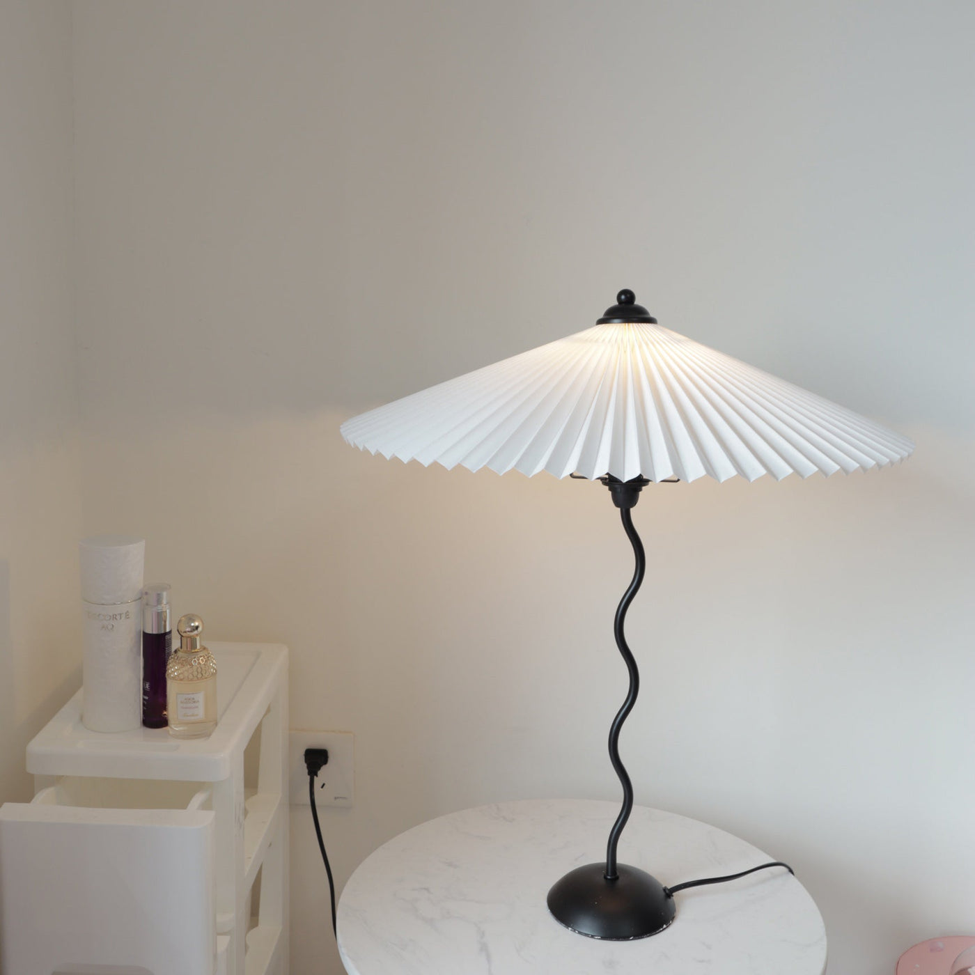 Squiggle Table Lamp – Modern Artistic Lighting for a Stylish Touch