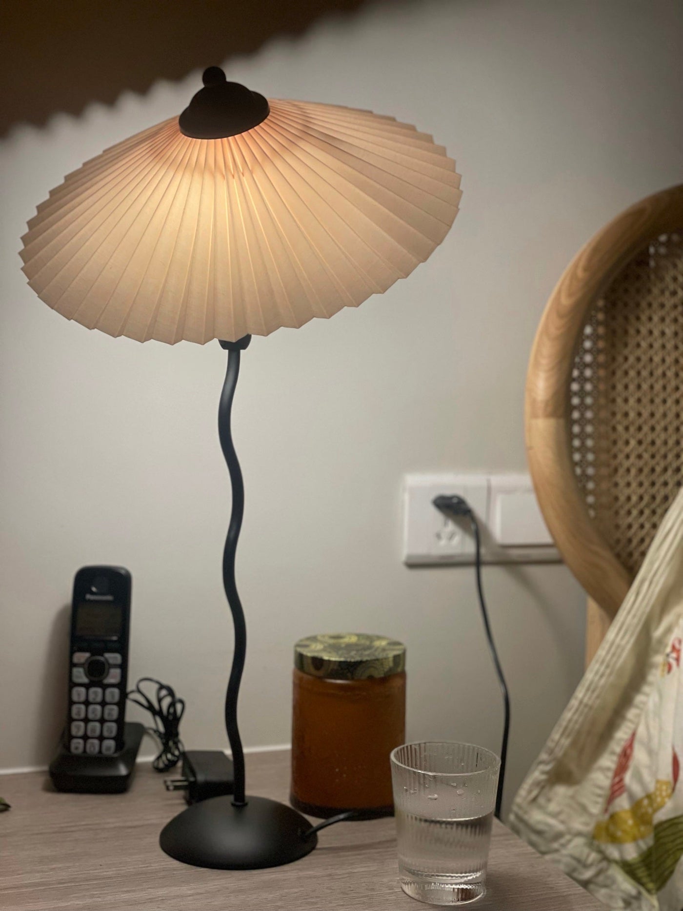 Squiggle Table Lamp – Modern Artistic Lighting for a Stylish Touch