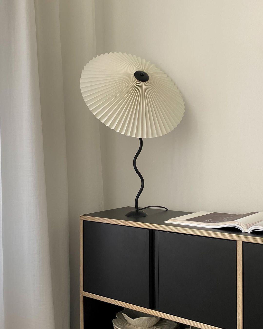 Squiggle Table Lamp – Modern Artistic Lighting for a Stylish Touch