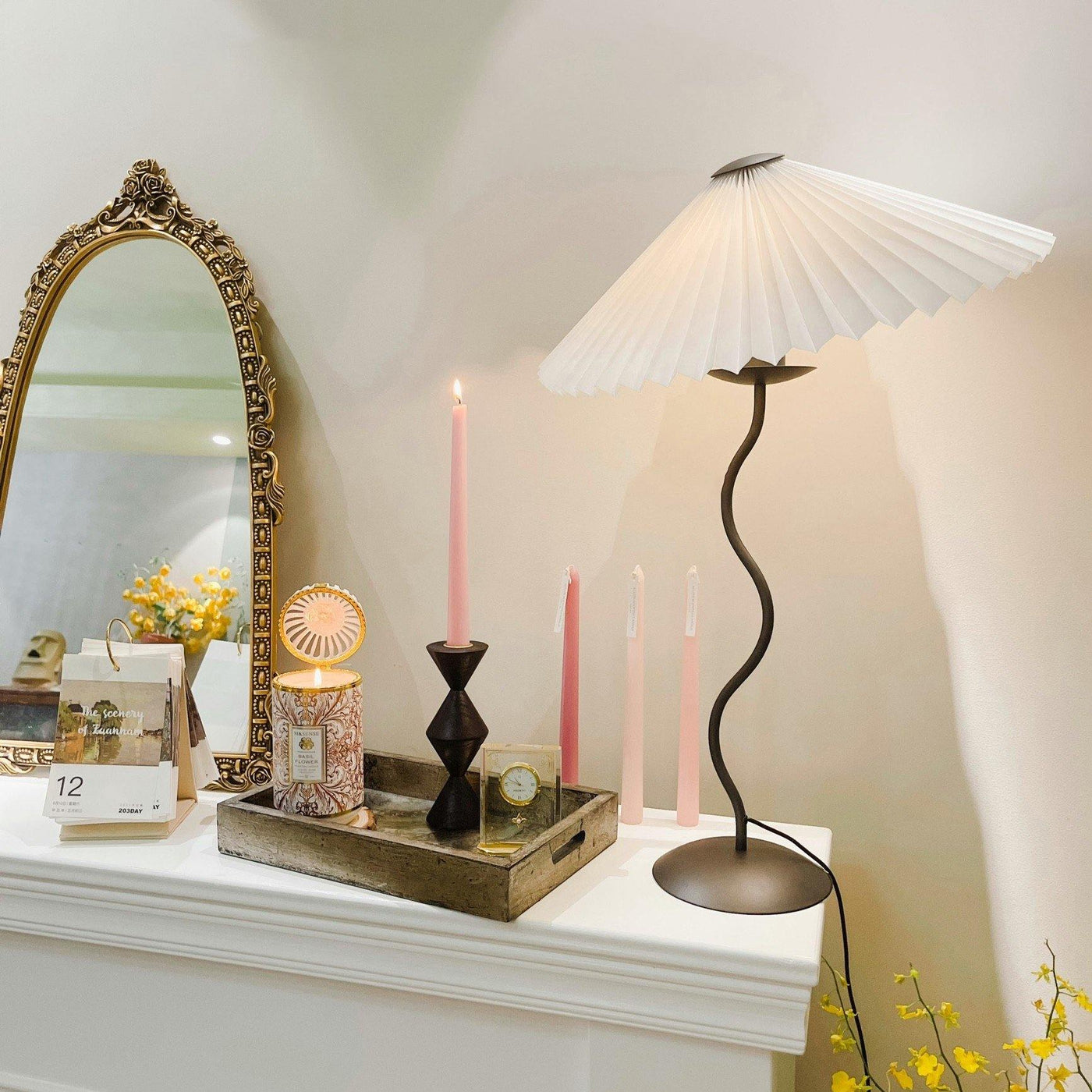 Squiggle Table Lamp – Modern Artistic Lighting for a Stylish Touch