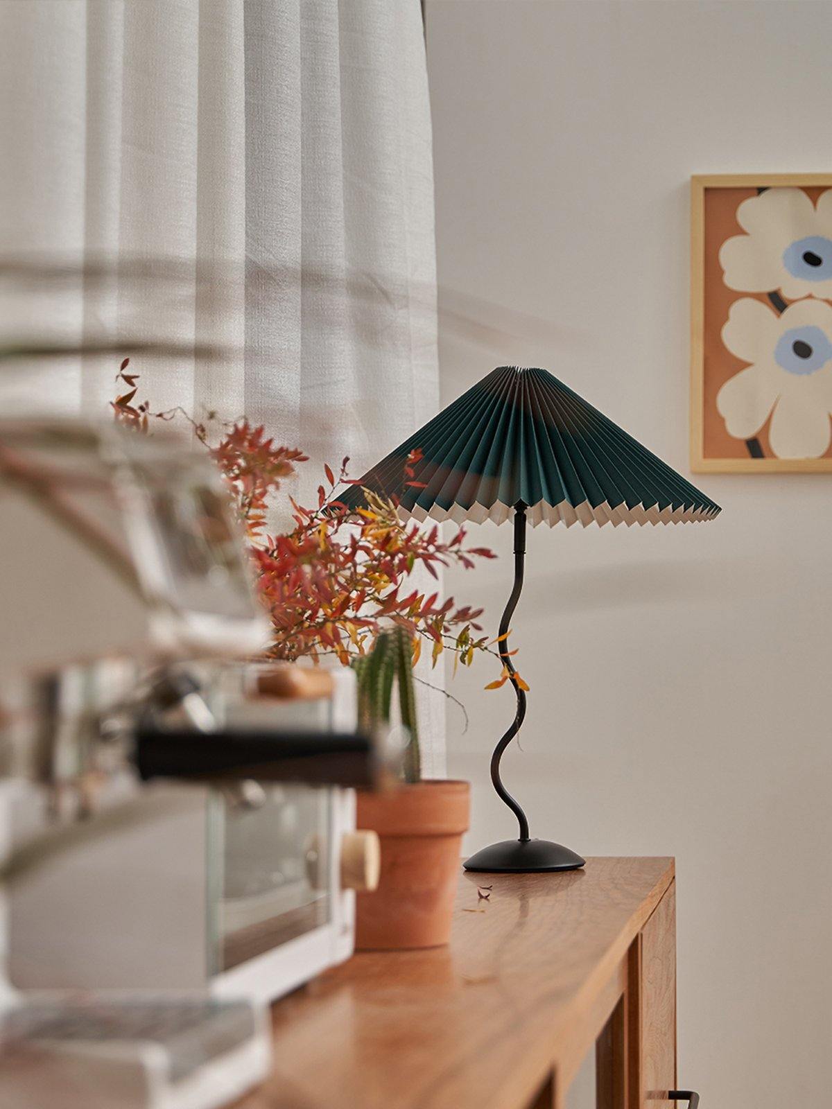 Squiggle Table Lamp – Modern Artistic Lighting for a Stylish Touch